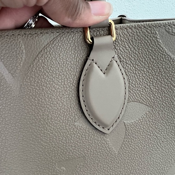 Louis Vuitton Onthego MM | Turtledove - Picture 3 of 11